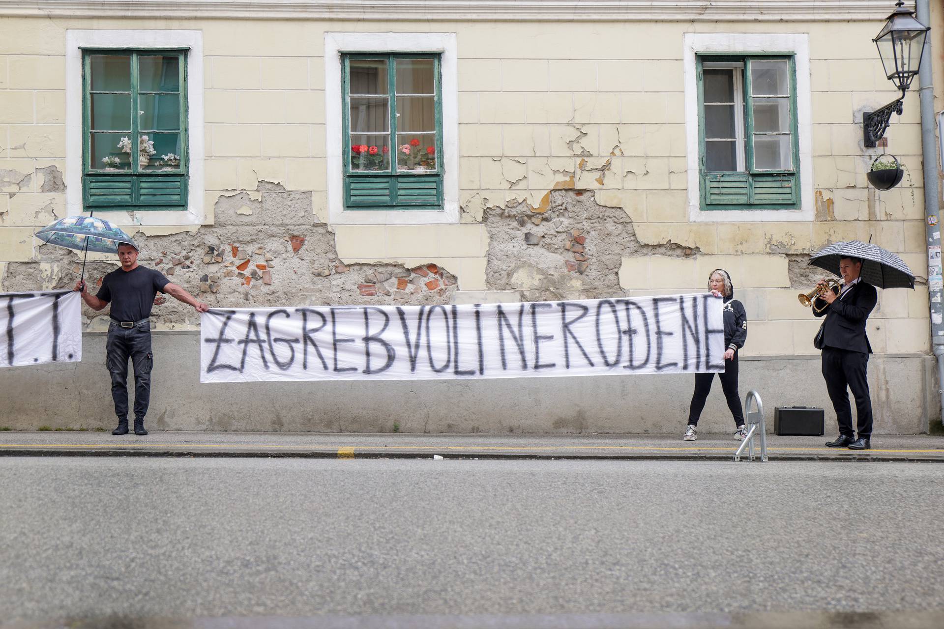 Prosvjed ispred Stare gradske vijećnice zbog dodjele nagrade "Zagrepčanka godine" Mireli Čavajdi