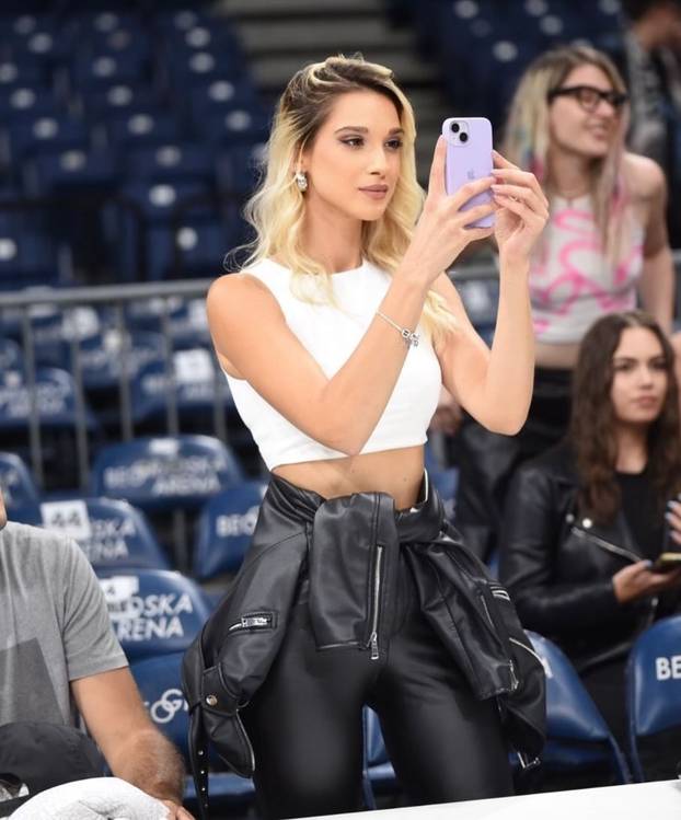 FOTO Srpska voditeljica osvojila euroligaške parkete, zablistala i u Zadru. Govori tri strana jezika