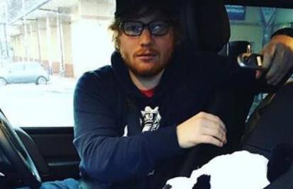 Slomio je ruku: Eda Sheerana udario auto dok je vozio bicikl