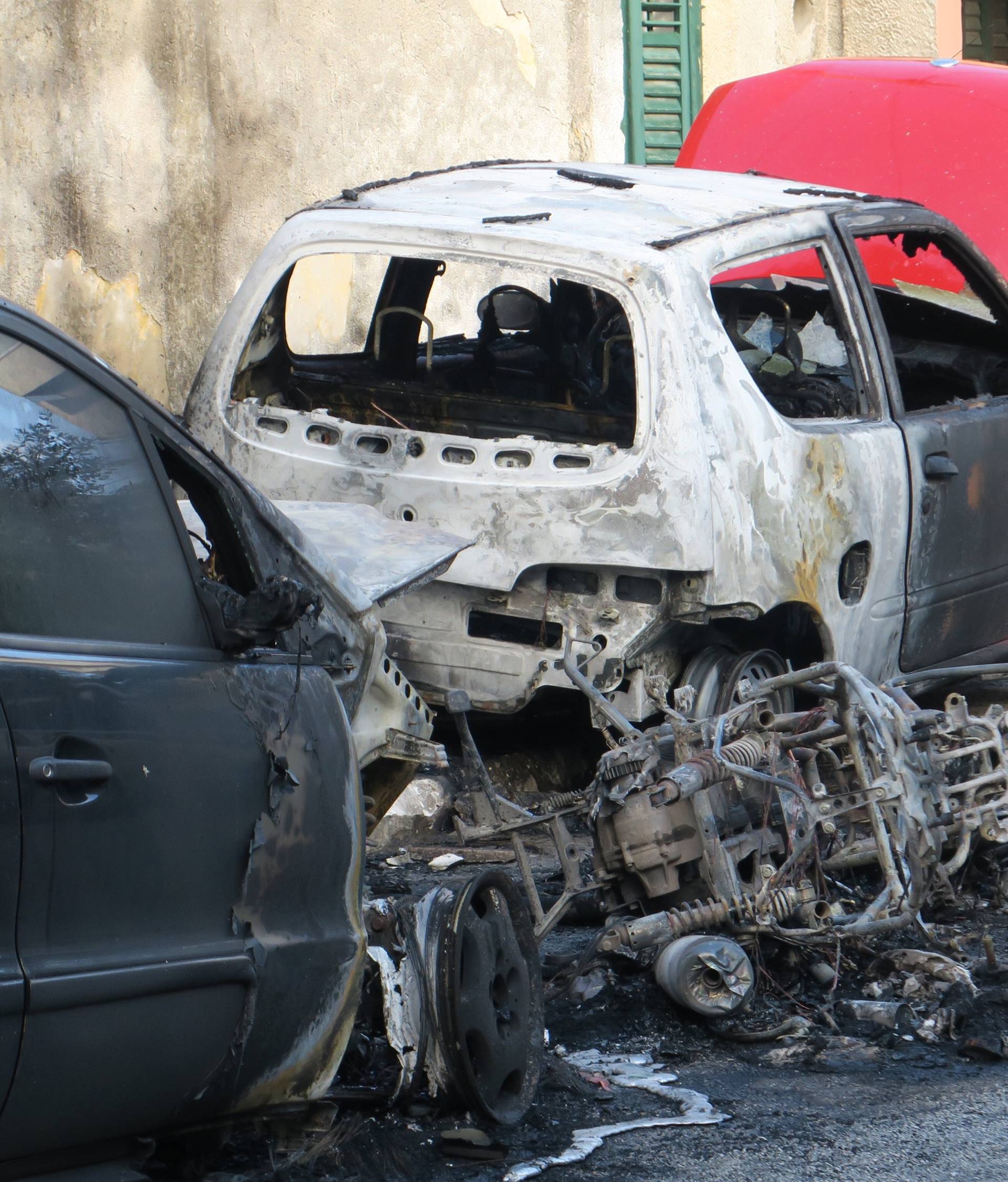 Nova palež u Splitu: Tijekom noći izgorjela tri auta i motor