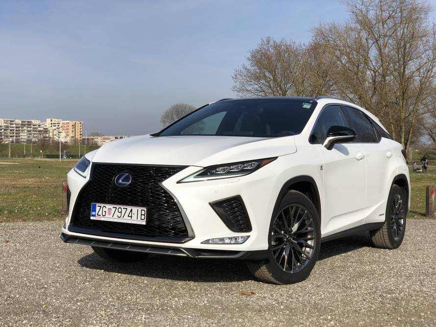 Luksuzna i štedljiva krstarica s već zaboravljenim V6 zvukom