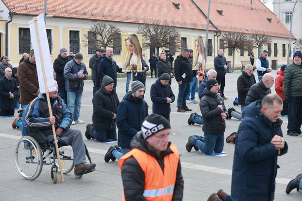 Performans Tiha misa ispred katedrale u Đakovu