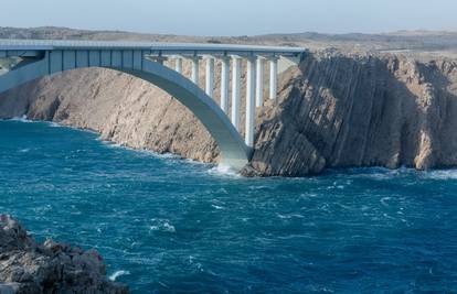 HAK: Zbog jakog vjetra Paški most zatvoren za sav promet