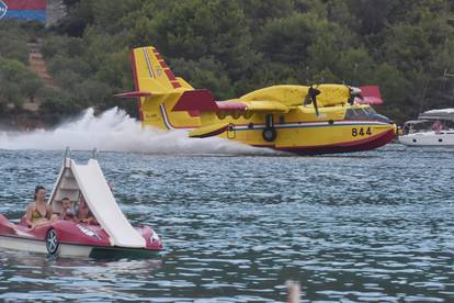 Turisti s plaže u Grebaštici s neposredne blizine promatrali kanadere kako uzimaju vodu za gašenje požara