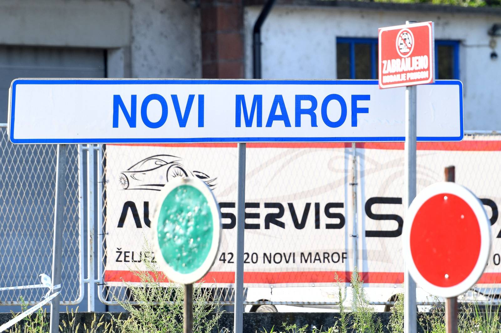 Novi Marof: Vlak naletio na automobil i bacio ga na skretničarsku kućicu