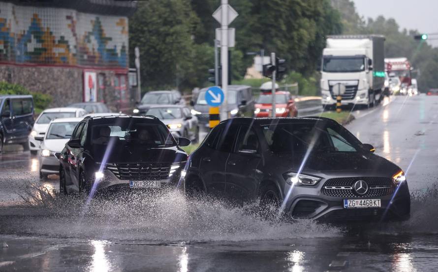 Zagreb: Jako nevrijeme zahvatilo grad