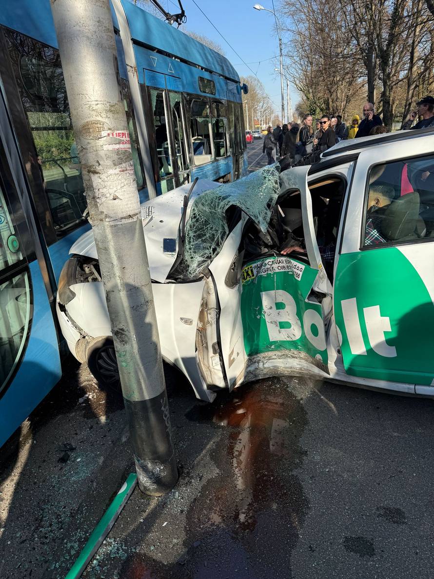 VIDEO Autom se zabio u tramvaj u Zagrebu. Vozio po nogostupu?