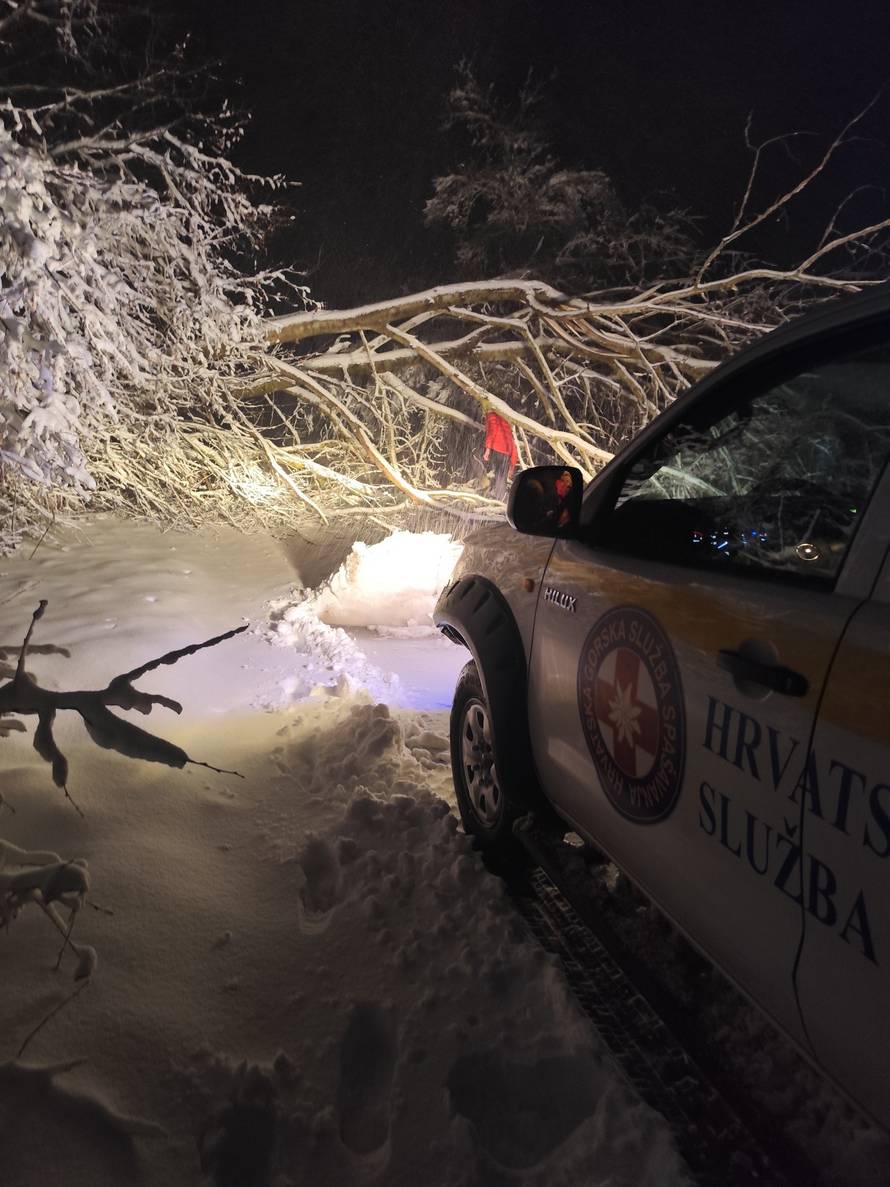 HGSS kod Plaškog spasio obitelj sa četvero djece: Zapeli su u snijegu te su ostali i bez goriva