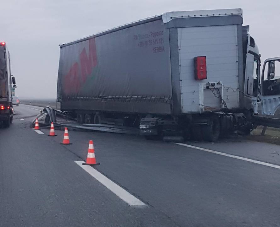 Vozači u bolnici: Kamion probio ogradu, drugi izbjegao sudar...