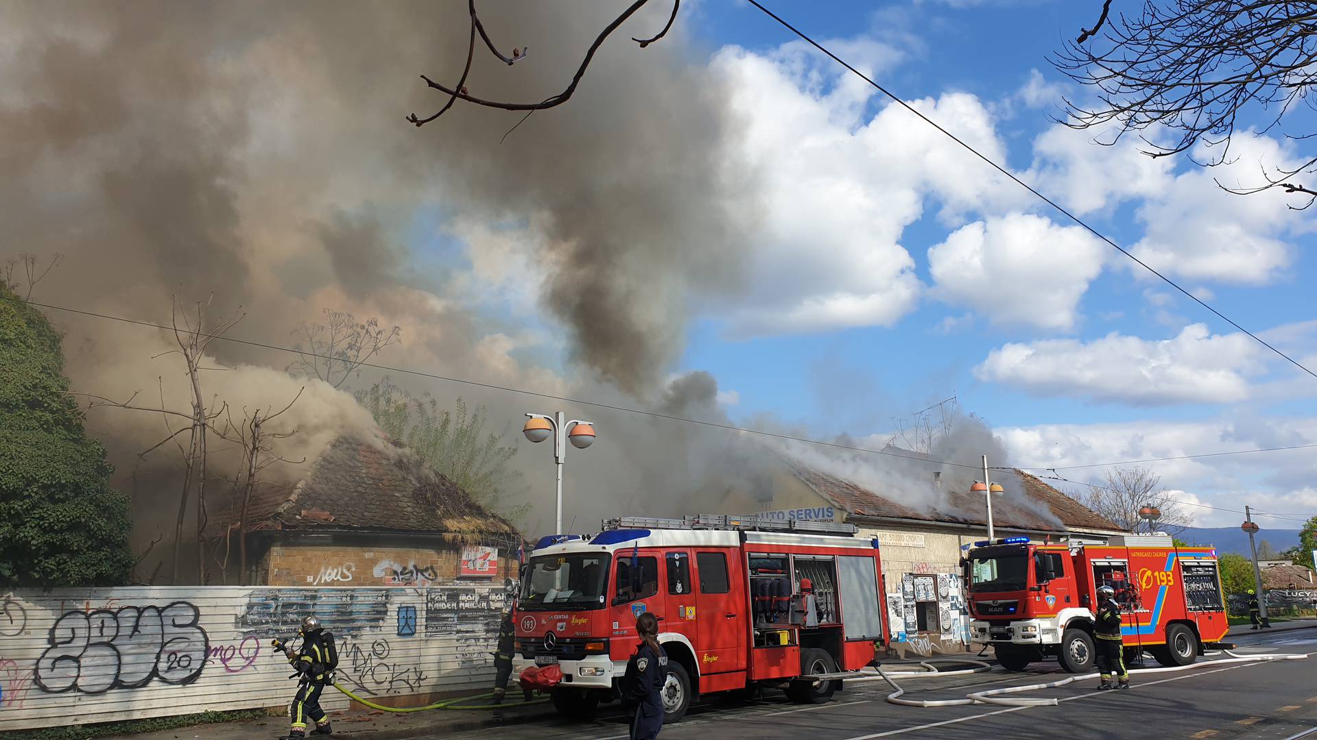 Zagreb opet u dimu: Na Knežiji izbio požar, zatvorena Savska