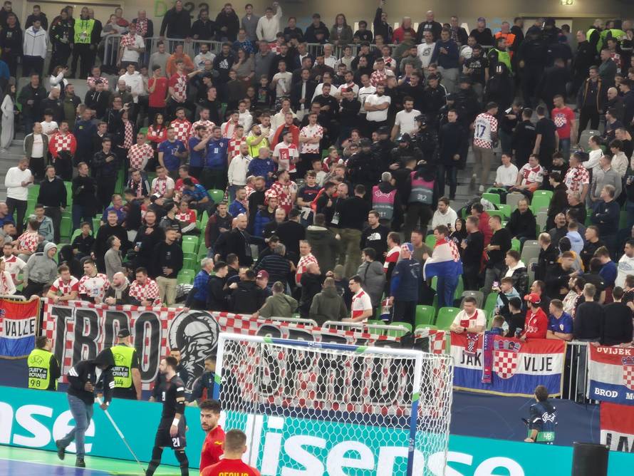Kaos u Ljubljani! Hrvati bacali čaše u teren i prekinuli susret
