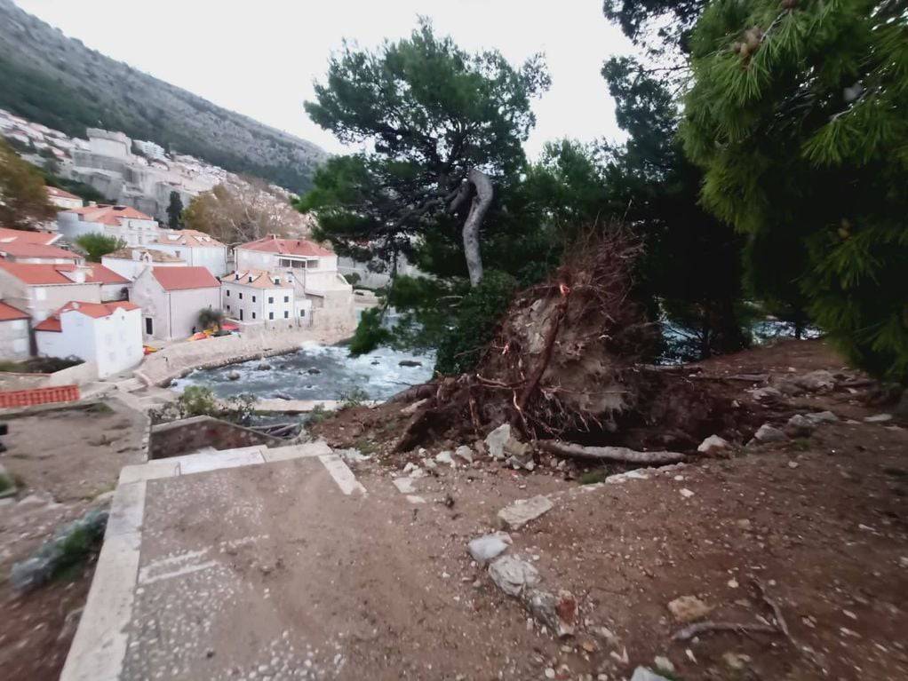 Snažno nevrijeme pogodilo Dubrovnik, vatrogasci imali pune ruke posla. Štete su velike