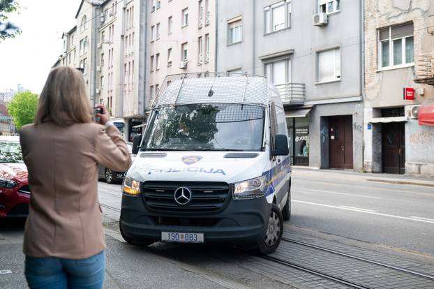 Zagreb: Policijsko vozilo u kojem je navodno Mile Kekin dolazi u USKOK u Vla&scaron;ku ulicu
