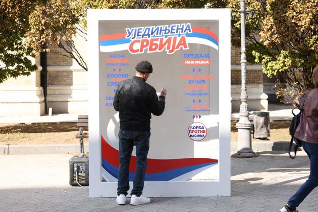 Pripreme za izborni skup izborne liste "Aleksandar Vučić - Jedinstvena Srbija" koji će se održati večeras u Novom Sadu