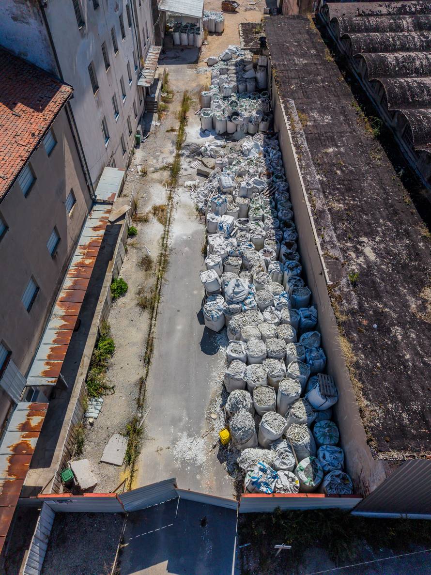 Fotografije iz zraka ilegalnog odlagališta otpada u Gospiću