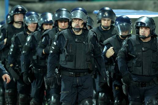 Palice za Srbe, ali sloboda za napada&ccaron;e: Policija ih uhiti, a nasilnici se vra&cacute;aju na ulicu