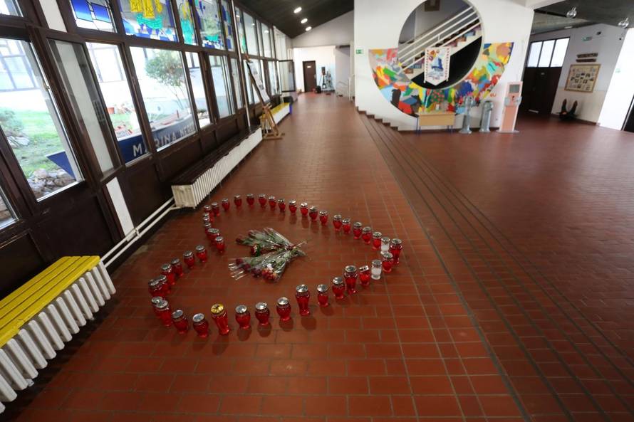 Mali Lošinj: Zastave spuštene na pola koplja u srednjoj školi koju je pohađala ubijena učenica