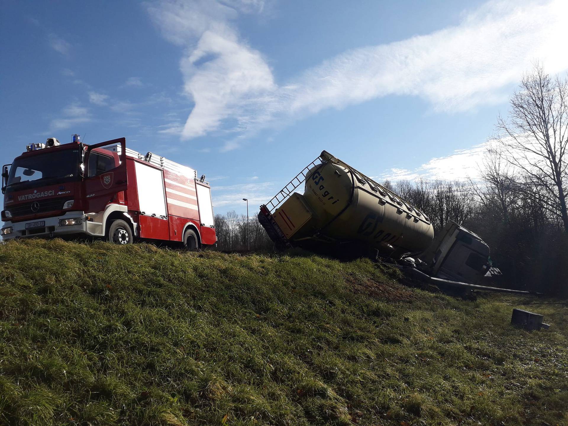 FOTO Vozač (70) kamionom je sletio s autoceste A3 kod Lužana