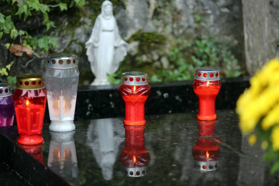 Rijeka: GraÄani po kiÅ¡i obilaze grobove na blagdan Svih svetih