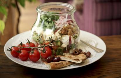 Salate će dulje ostati svježe ako ih čuvate u staklenkama