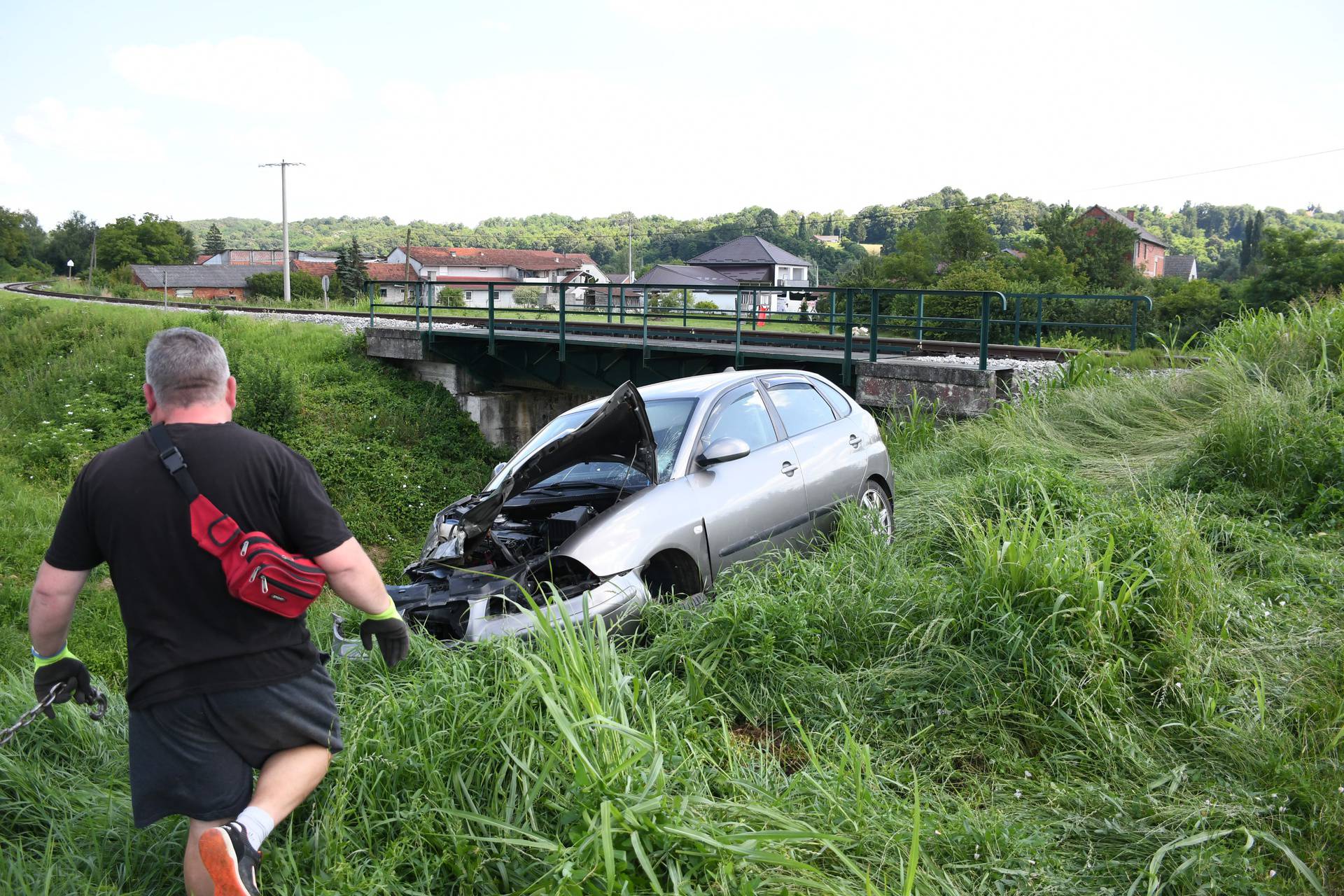 Veliko Trojstvo: Vlak na pružnom prijelazu naletio naletio na automobil