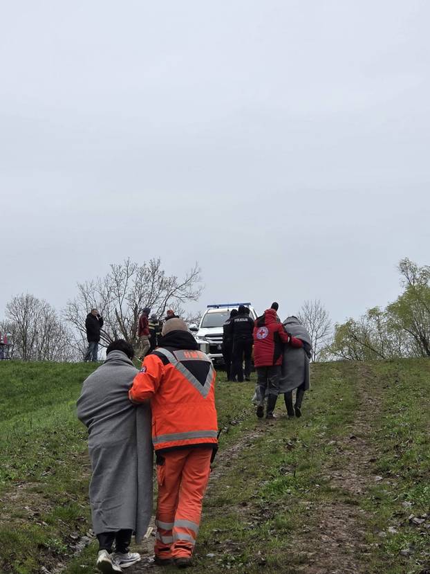 PRVE FOTKE S MJESTA UŽASA Spasili 30 migranata iz Save!