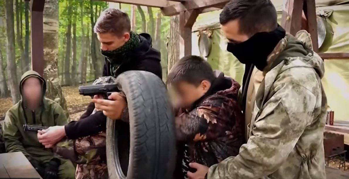 Uče pucati i boriti se: Djecu iz Srbije veterani vode u kampove