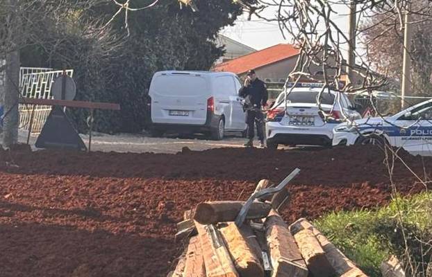 FOTO UŽASA Ovdje su našli tri tijela. Kuća bila puna smeća