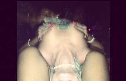 Rihanna u striptiz klubu: Među bedra stisnula glavu plesačice