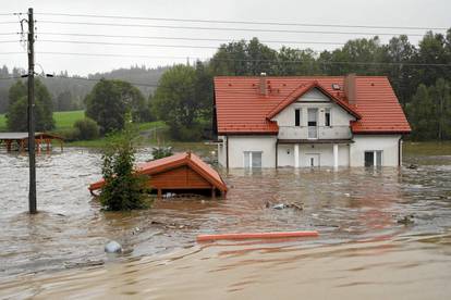 FOTO Poplave poharale Europu, u Austriji poginuo vatrogasac: 'Još nije gotovo, najgore dolazi'