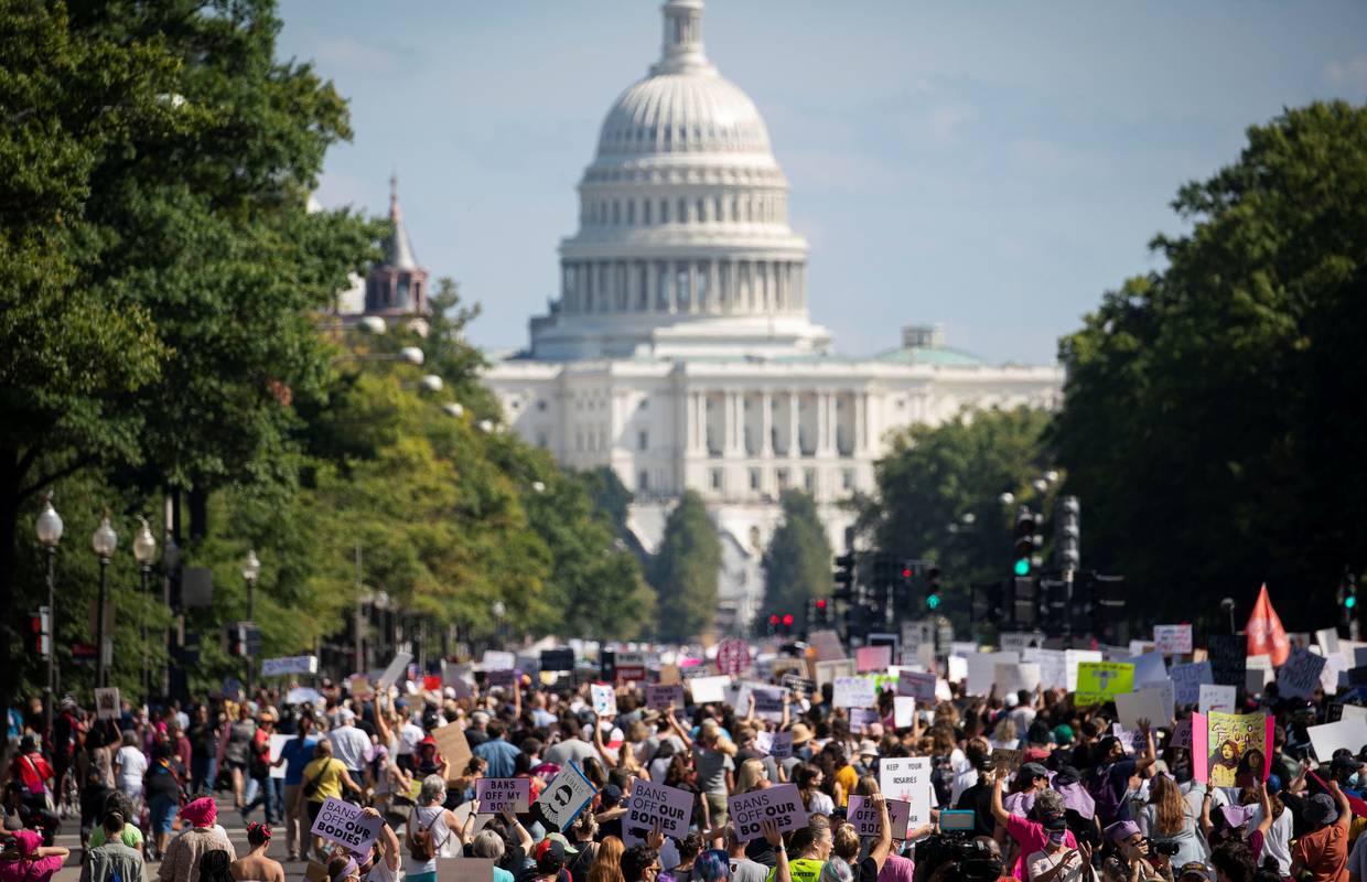 Tisuće ljudi diljem SAD-a marširaju za pravo na pobačaj