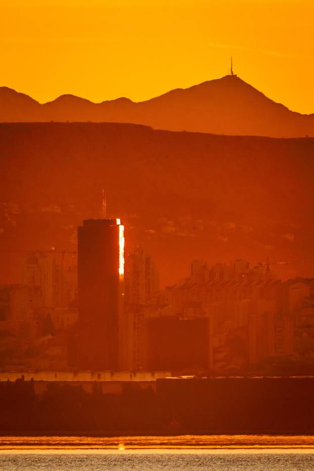 Kaštel Stari: Izlazak Sunca nad Splitom