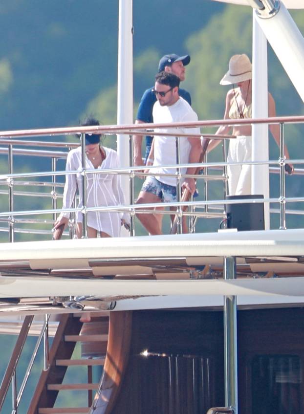 Lastovo: Poznati na jahti Jeffa Bezosa zabavljali se na palubi i u moru