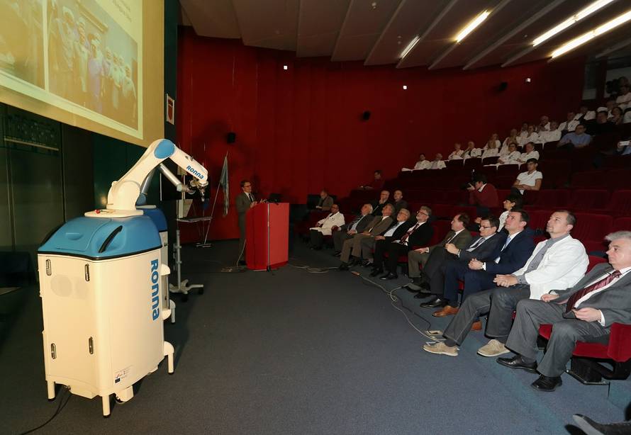 Hrvatski robot Ronna operirao pacijenta s tumorom na mozgu