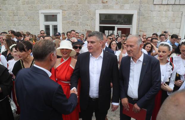 Sinj: Visoki drzavni uzvanici na prijemu u alkarskim dvorima povodom 310. Sinjske alke