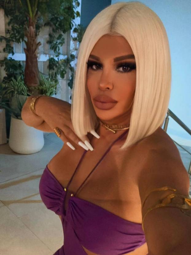 FOTO Dara Bubamara objavila vruće fotografije s ljetovanja: Mini bikini pokazao sve obline