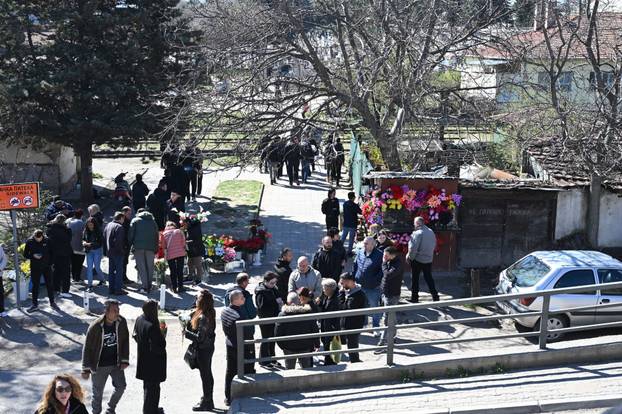 Brojni stanovnici Kočana oplakuju poginule na dan njihova sprovoda
