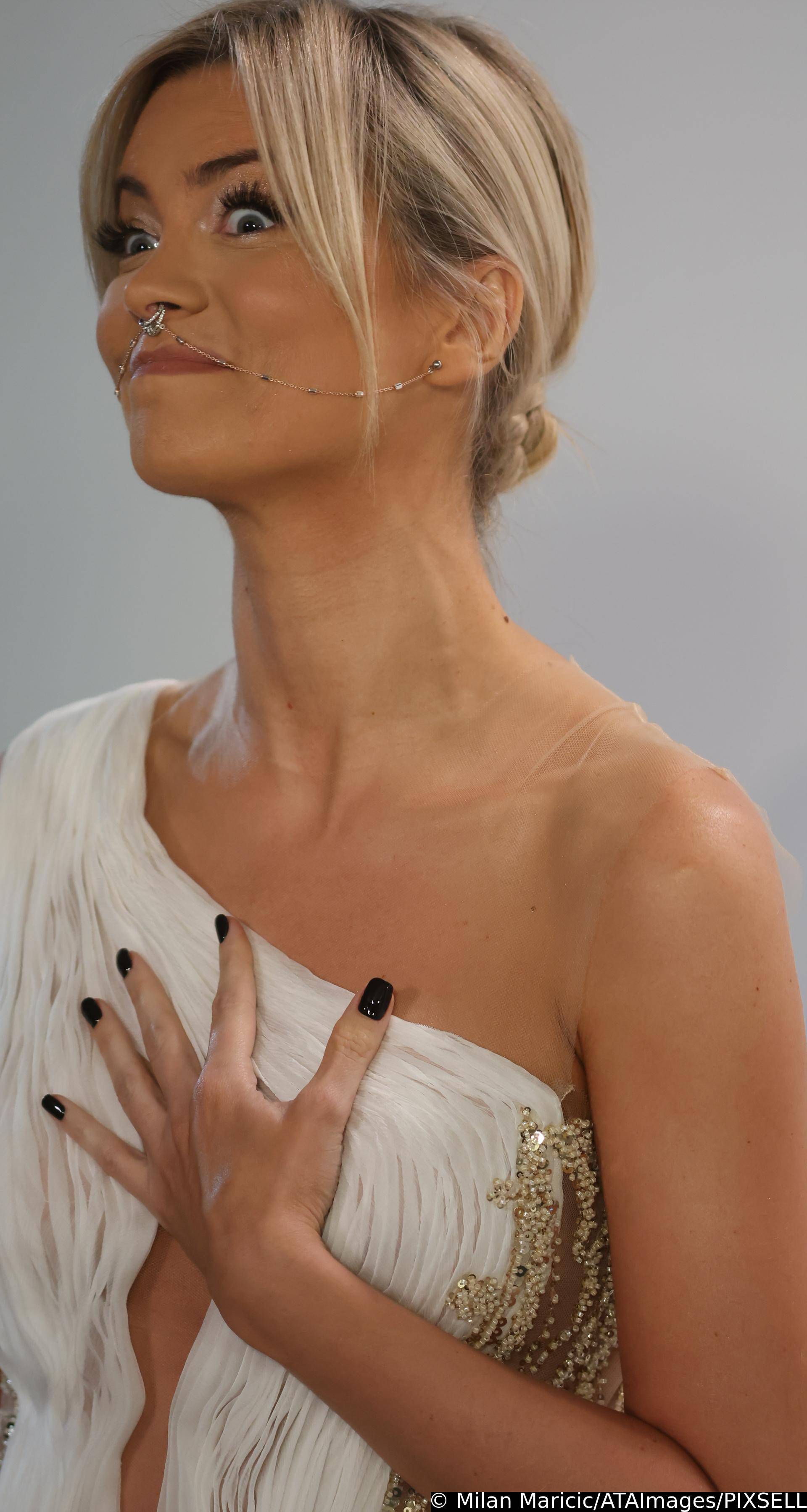 Beograd: Milica Pavlović sa zanimljivim nakitom na licu na drugoj večeri dodjele glazbenih priznanja – Music Awards Ceremony