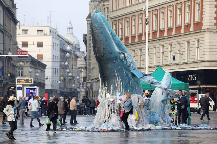 Zagreb: Greenpeace doveo kitove na JelaÄiÄev trg
