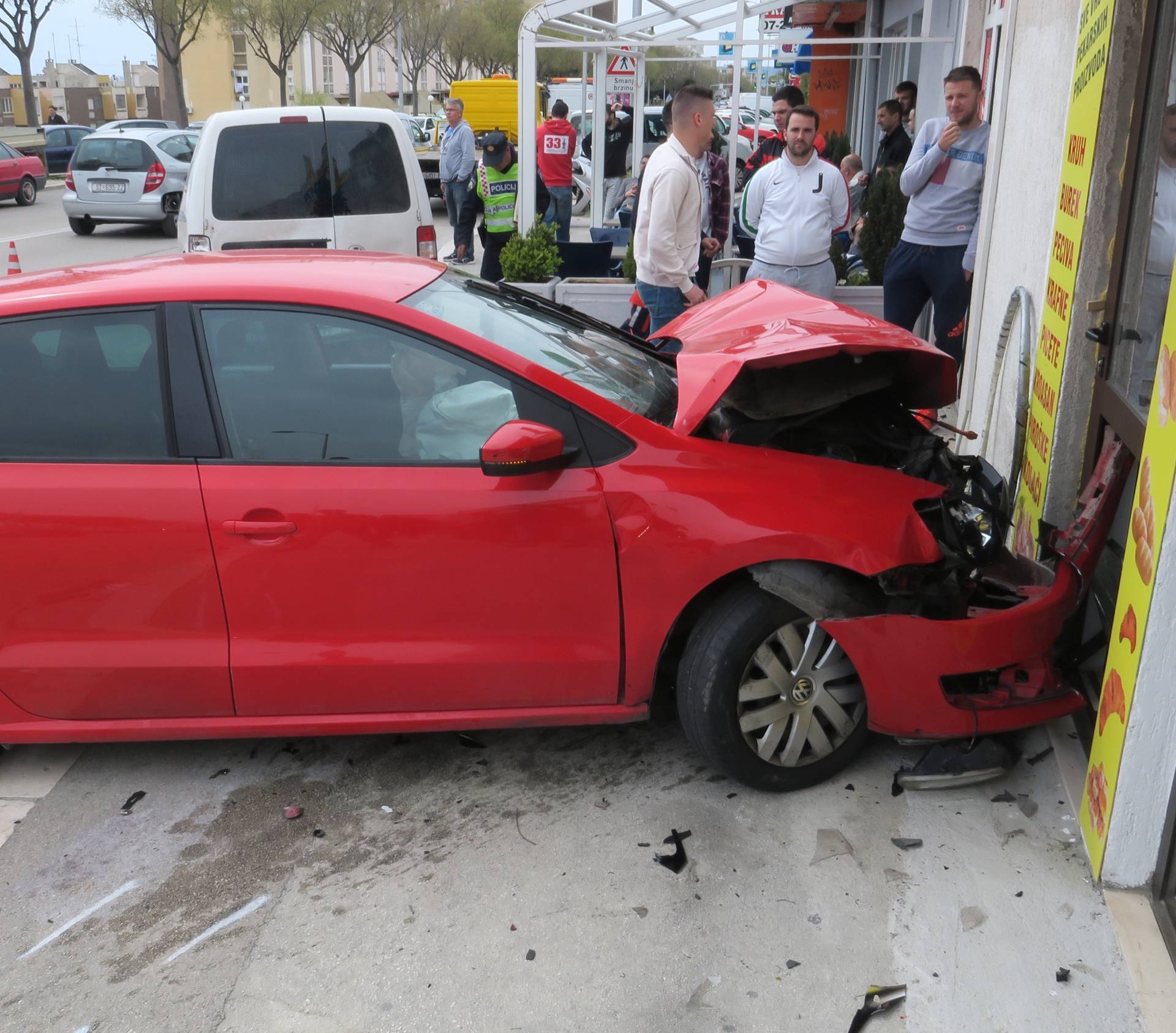 Automobilom se zabio u izlog pekare, ozlijeđeno troje ljudi