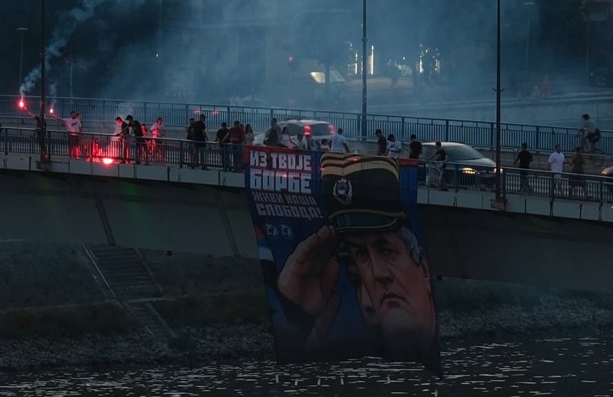 Novi Sad: Grupa građana okupila se na Varadinskom mostu kako bi odala počast  ratnom zločincu  Ratku Mladiću