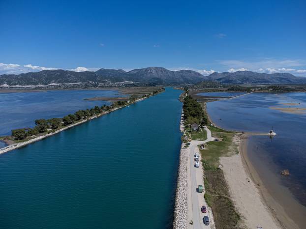 Pogled iz zraka na ušće rijeke Neretve 