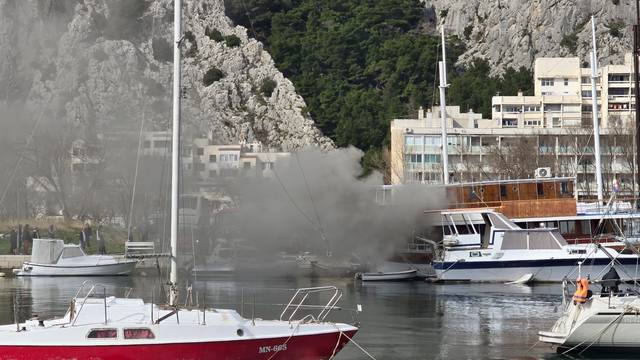 Pogledajte snimku:  Zapalio se veliki brod na Cetini u Omišu