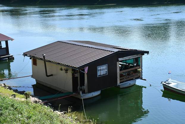 Slavonski Brod: Splavarska ulica jedinstvena je u Hrvatskoj, uz Savu se niže stotinjak splavova