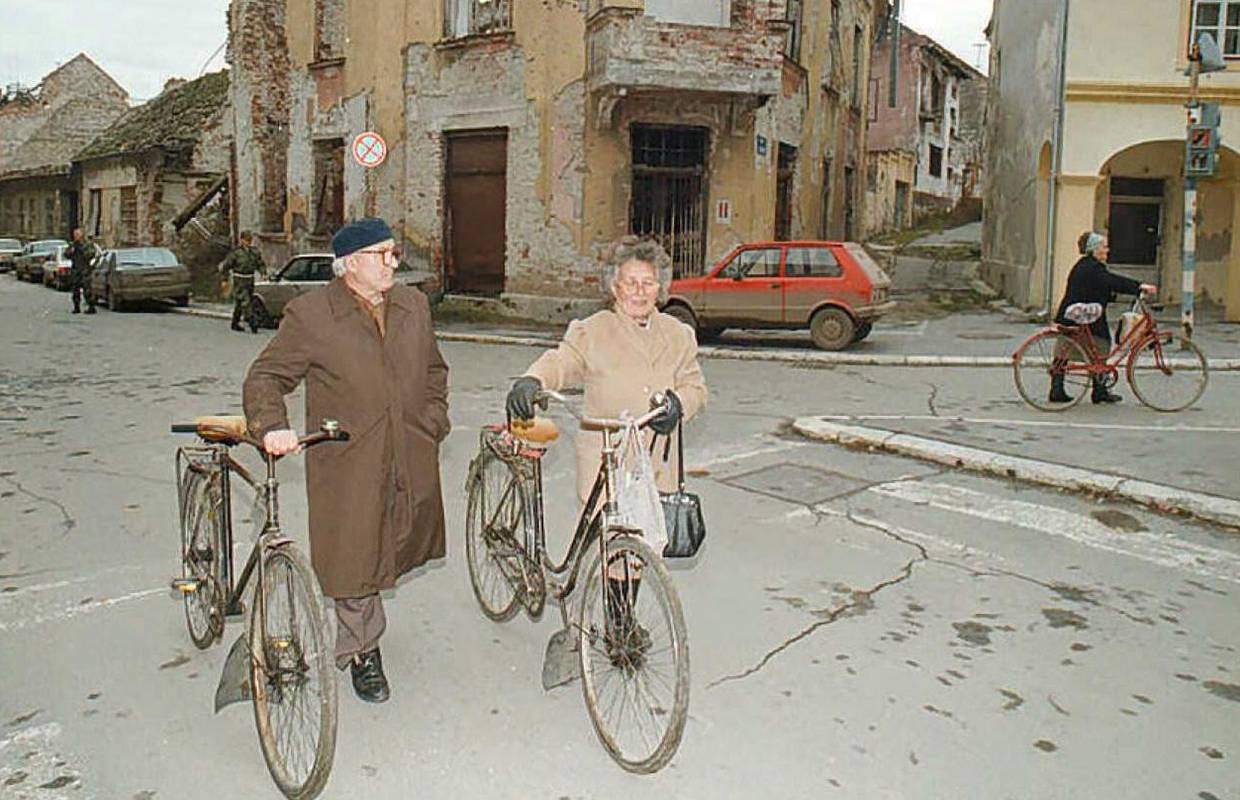 Ceste su bile neprepoznatljive, nakon pada Vukovara izgledale su kao veliko odlagalište cigli
