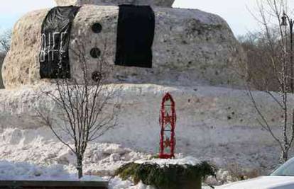 Od očišćenog snijega napravio snjegovića od 15 metara 