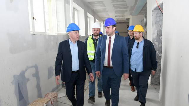 Sisak: Ministar Bačić obišao radove na obnovi Gimnazije i Učeničkog doma