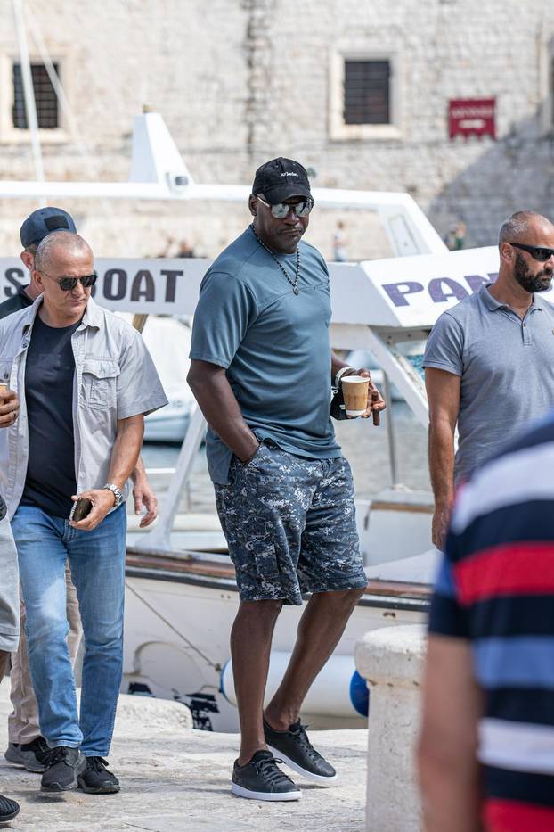 Michael Jordan sa suprugom Yvette u pratnji zaštitara prošetao Dubrovnikom