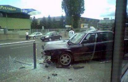 BMW-om udario u Audi pa odletio u staklenu ogradu