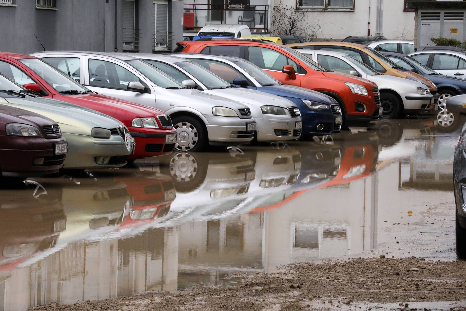 Stanovnike zagrebačkih Gajnica dočekala je poplava. Voda je potpuno prekrila dio Čileanske ulice